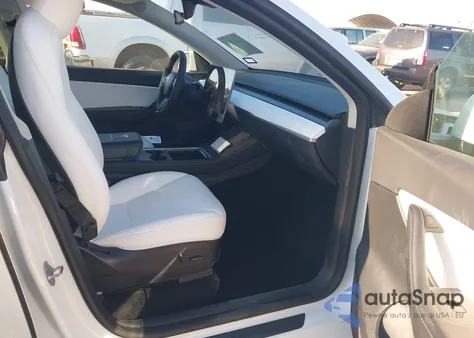 2021 Tesla Model Y Long Range Dual Motor All-Wheel Drive z USA, uszkodzony, nr VIN 5YJYGDEE0MF305337